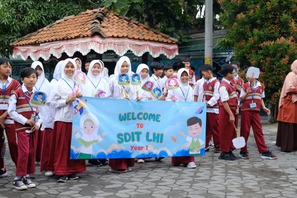 Suasana kegiatan di lingkungan sekolah
