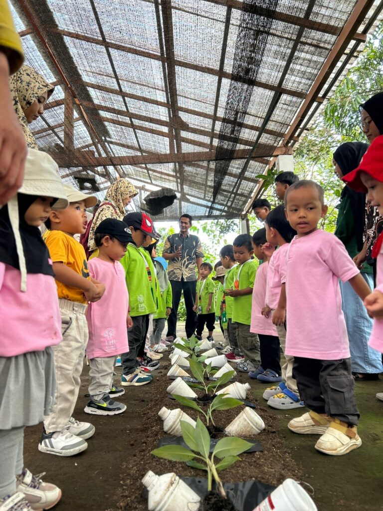 Anak KB IT LHI mengenal tanaman ciptaan Allah saat outing class