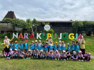 Outing Class TK IT LHI                                    Belajar Tanaman Ciptaan Allah dari Alam