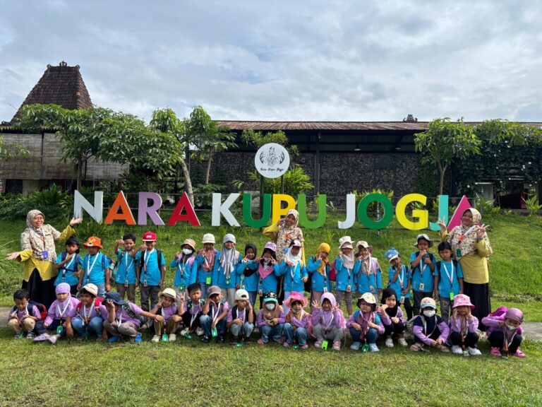 Outing Class TK IT LHI                                    Belajar Tanaman Ciptaan Allah dari Alam